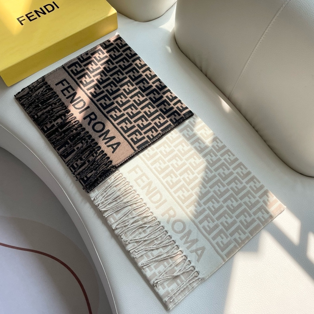 ♥️极品‼️Fendi今年最火的围巾。全世界都在抢的老花FF字母款。主打的限量大极品‼️专柜也是有钱也很