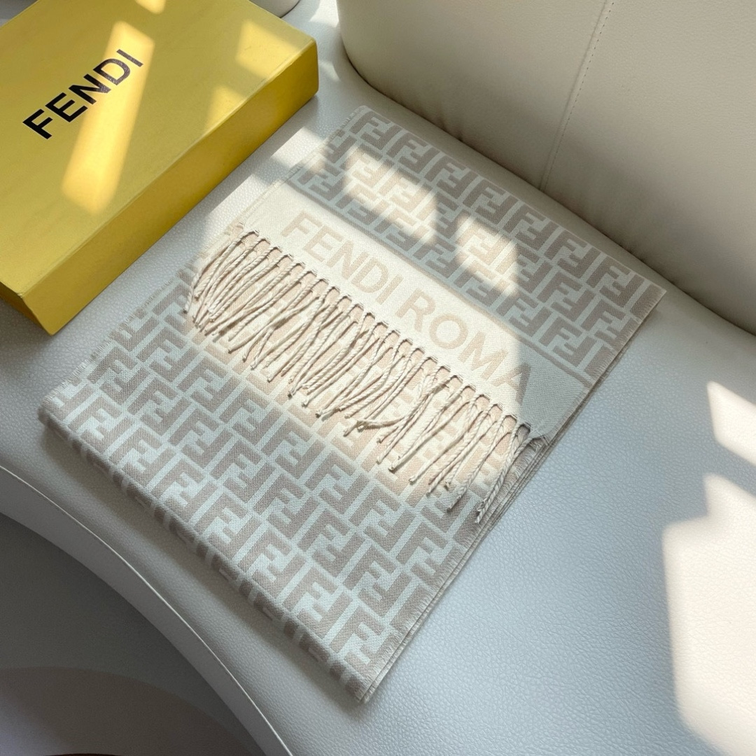 ♥️极品‼️Fendi今年最火的围巾。全世界都在抢的老花FF字母款。主打的限量大极品‼️专柜也是有钱也很