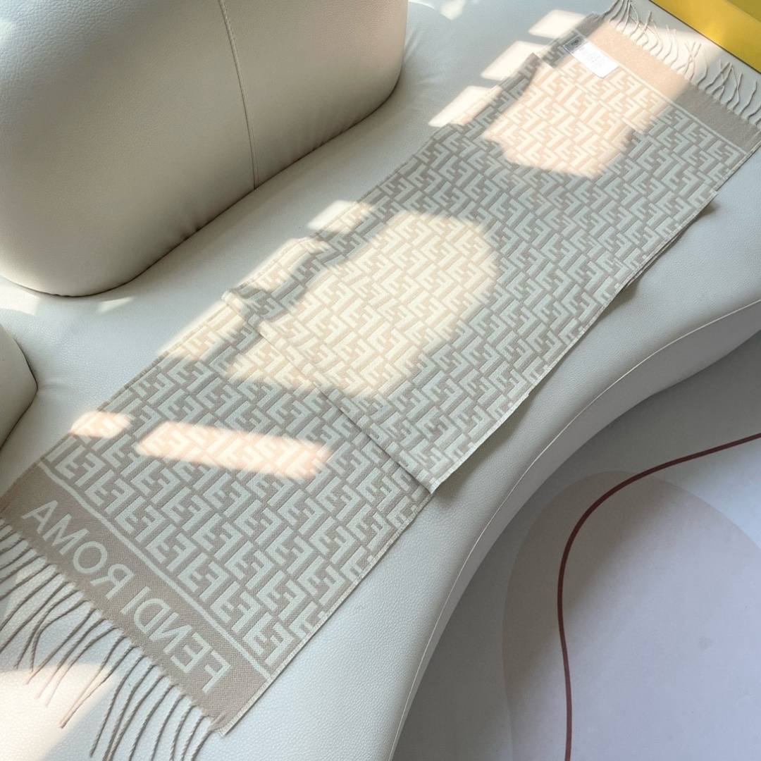 ♥️极品‼️Fendi今年最火的围巾。全世界都在抢的老花FF字母款。主打的限量大极品‼️专柜也是有钱也很