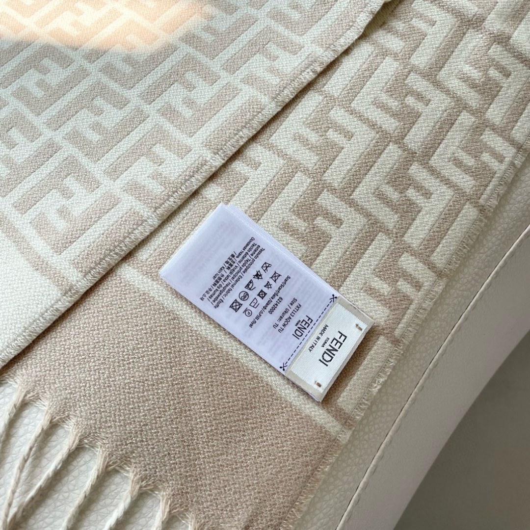 ♥️极品‼️Fendi今年最火的围巾。全世界都在抢的老花FF字母款。主打的限量大极品‼️专柜也是有钱也很