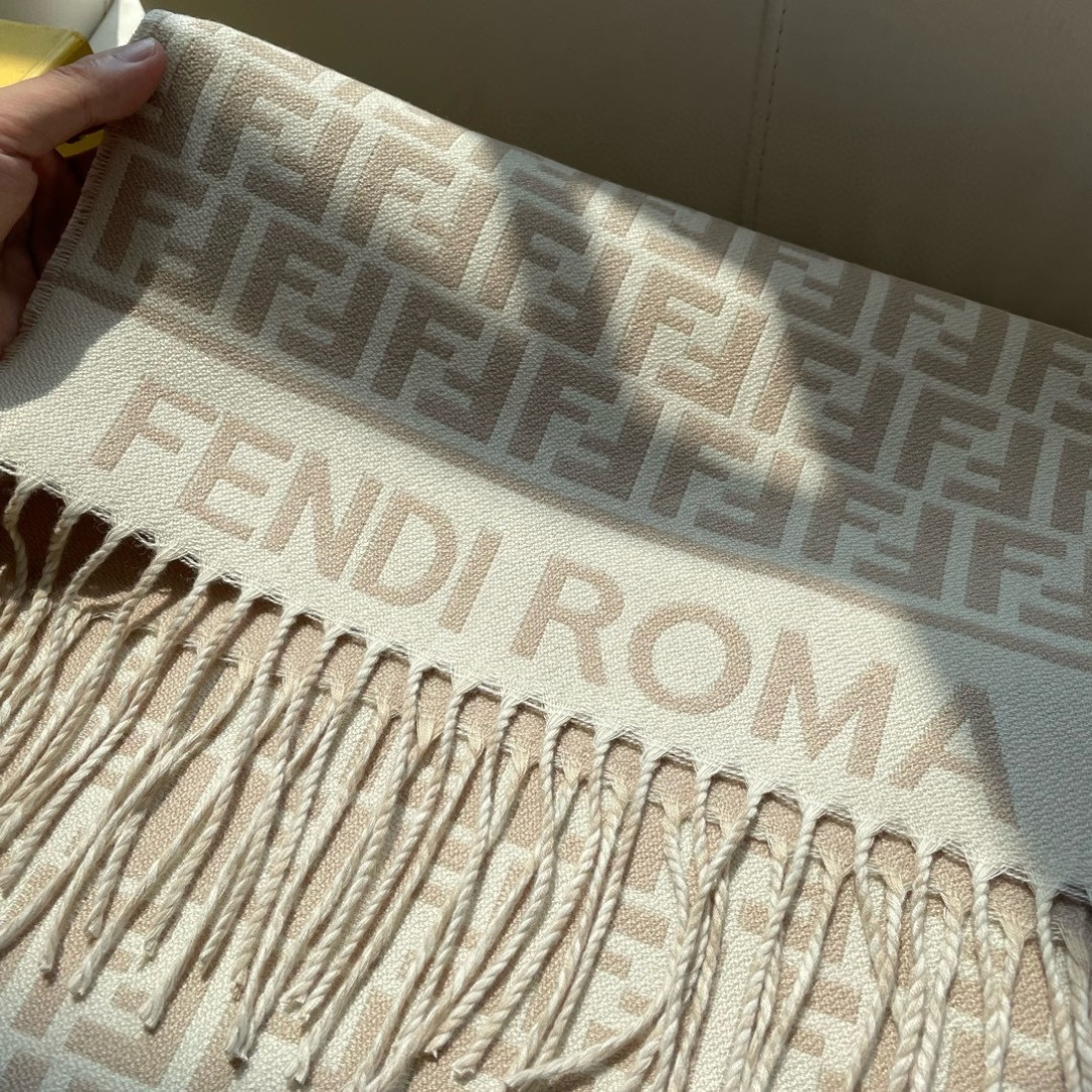 ♥️极品‼️Fendi今年最火的围巾。全世界都在抢的老花FF字母款。主打的限量大极品‼️专柜也是有钱也很