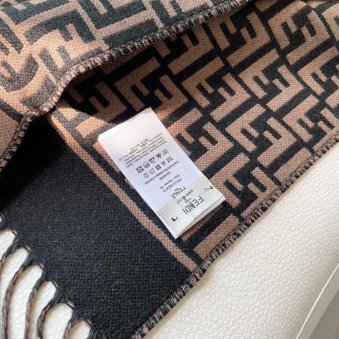 ♥️极品‼️Fendi今年最火的围巾。全世界都在抢的老花FF字母款。主打的限量大极品‼️专柜也是有钱也很