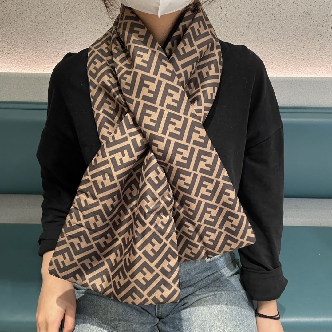 新款出货】❗️❗️芬迪围脖围巾 秋冬大衣好朋友！最新款，，放出来的量不大基本是秒空，这时候抓紧抢，超级百
