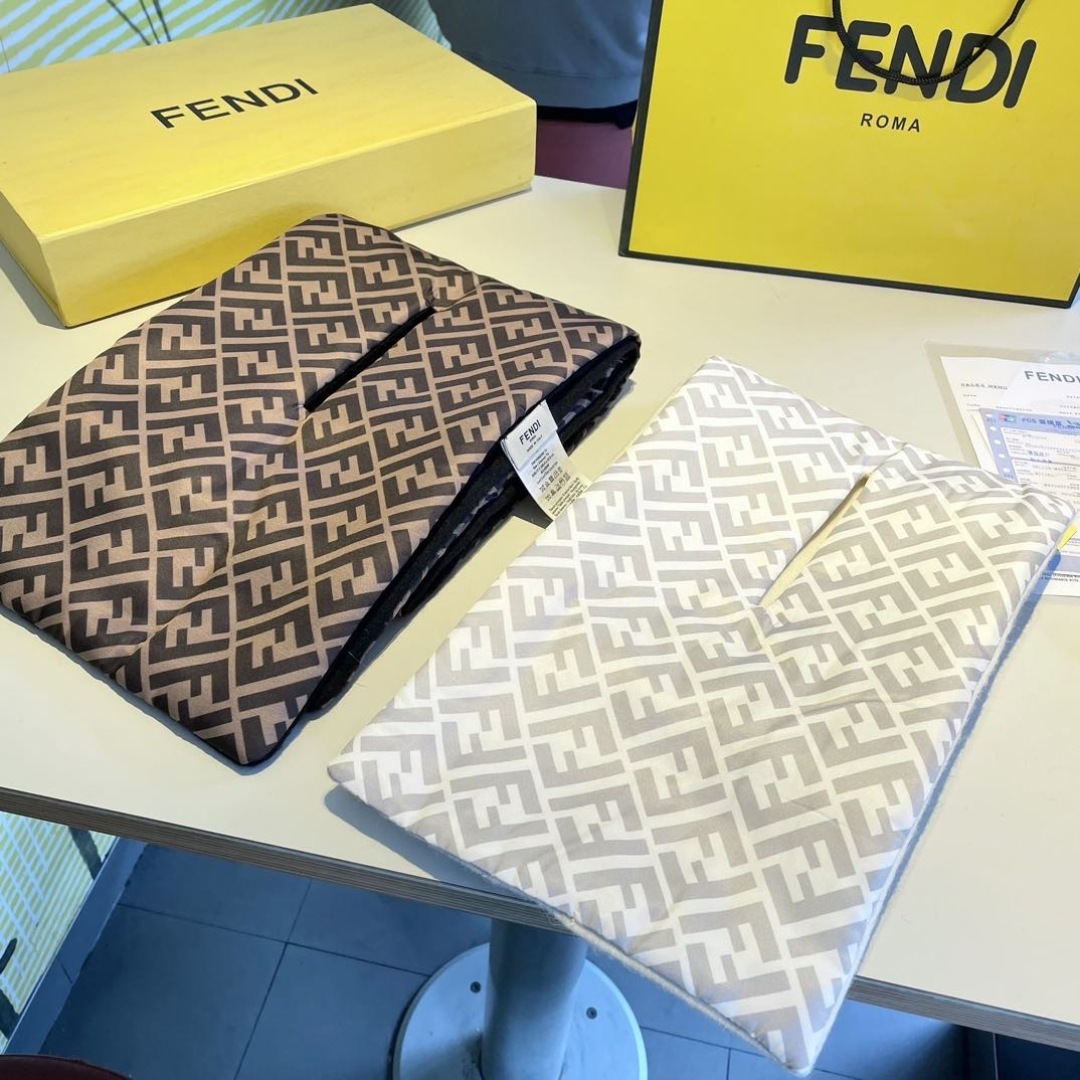 新款出货】❗️❗️芬迪围脖围巾 秋冬大衣好朋友！最新款，，放出来的量不大基本是秒空，这时候抓紧抢，超级百