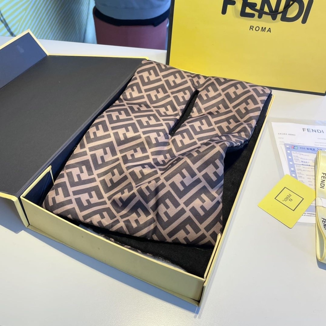 新款出货】❗️❗️芬迪围脖围巾 秋冬大衣好朋友！最新款，，放出来的量不大基本是秒空，这时候抓紧抢，超级百