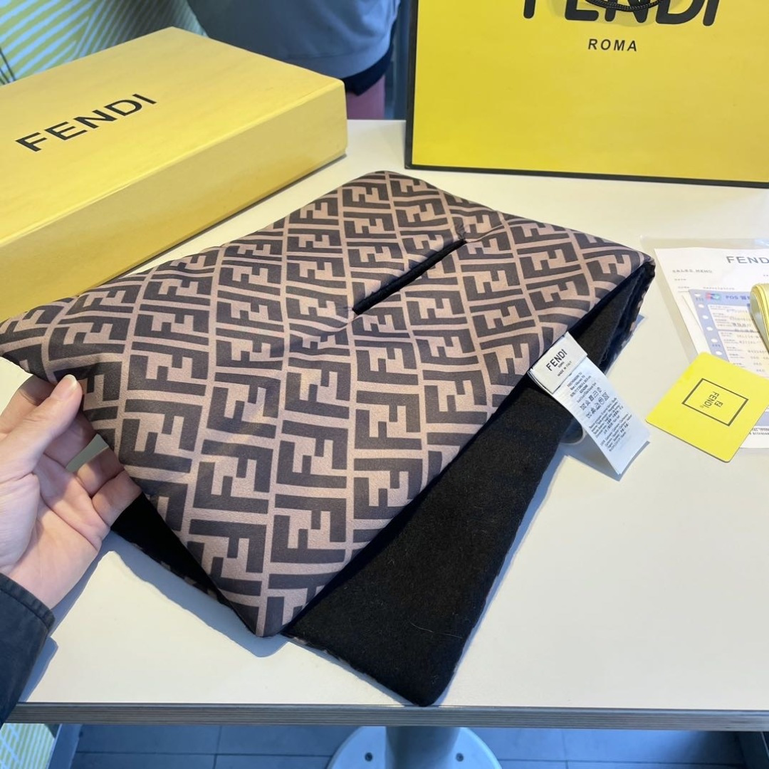 新款出货】❗️❗️芬迪围脖围巾 秋冬大衣好朋友！最新款，，放出来的量不大基本是秒空，这时候抓紧抢，超级百