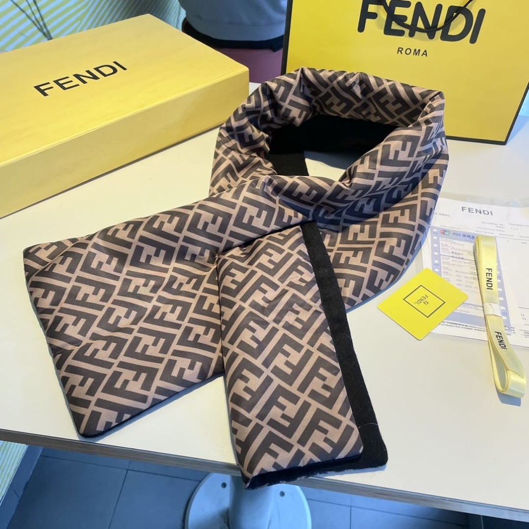 新款出货】❗️❗️芬迪围脖围巾 秋冬大衣好朋友！最新款，，放出来的量不大基本是秒空，这时候抓紧抢，超级百
