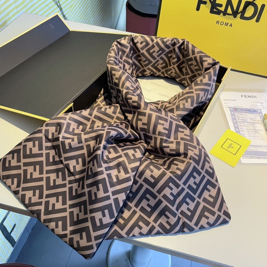 新款出货】❗️❗️芬迪围脖围巾 秋冬大衣好朋友！最新款，，放出来的量不大基本是秒空，这时候抓紧抢，超级百
