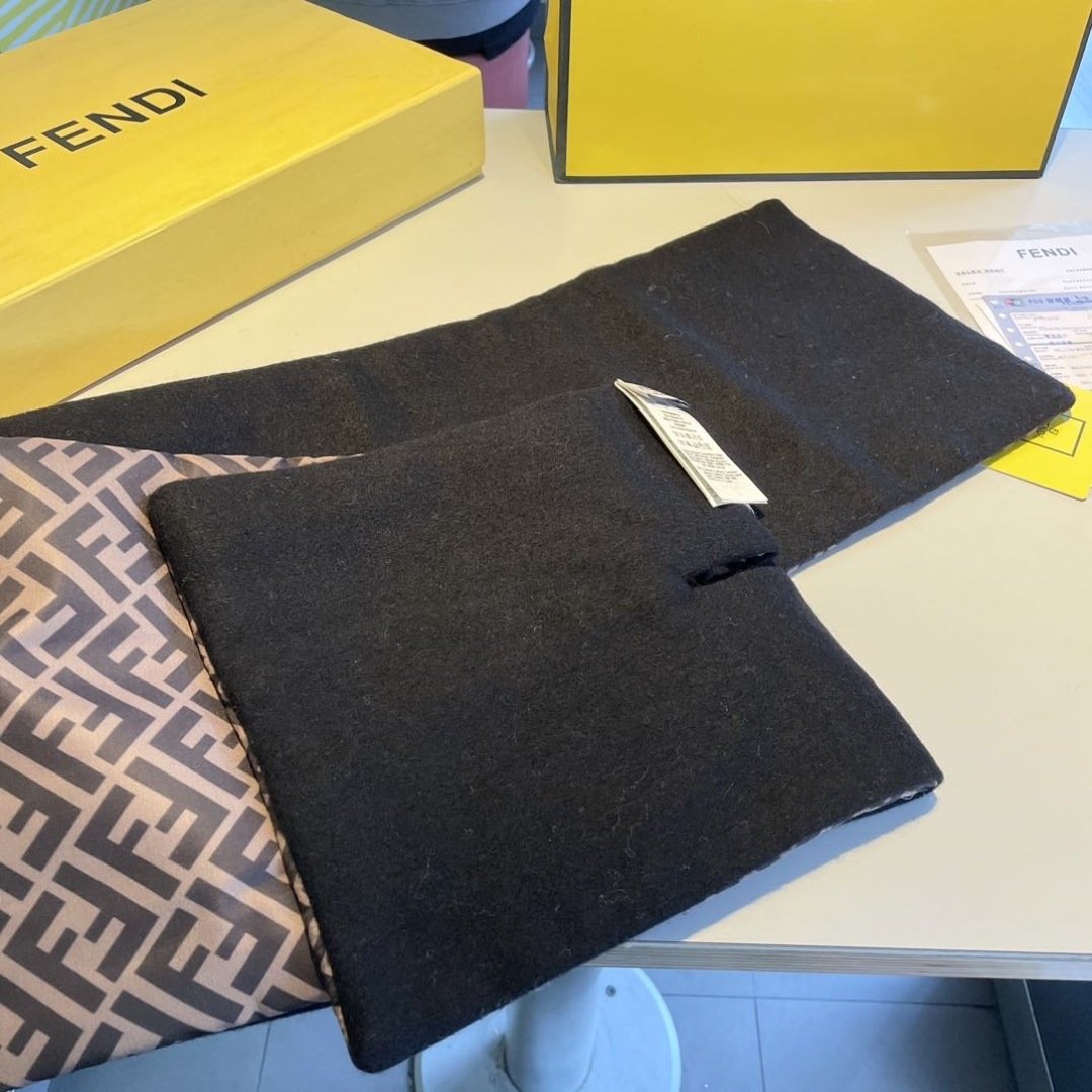 新款出货】❗️❗️芬迪围脖围巾 秋冬大衣好朋友！最新款，，放出来的量不大基本是秒空，这时候抓紧抢，超级百