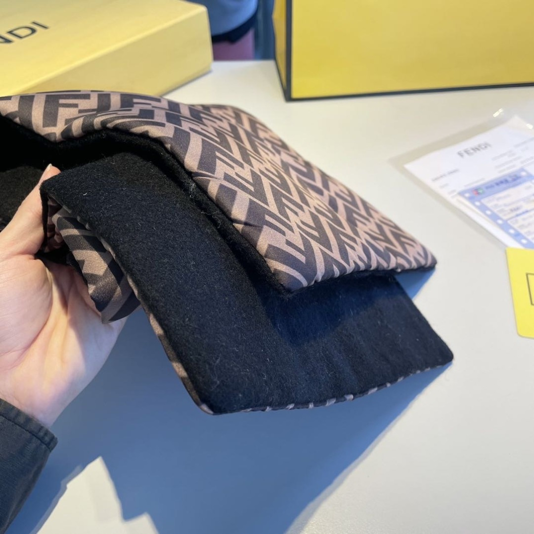 新款出货】❗️❗️芬迪围脖围巾 秋冬大衣好朋友！最新款，，放出来的量不大基本是秒空，这时候抓紧抢，超级百