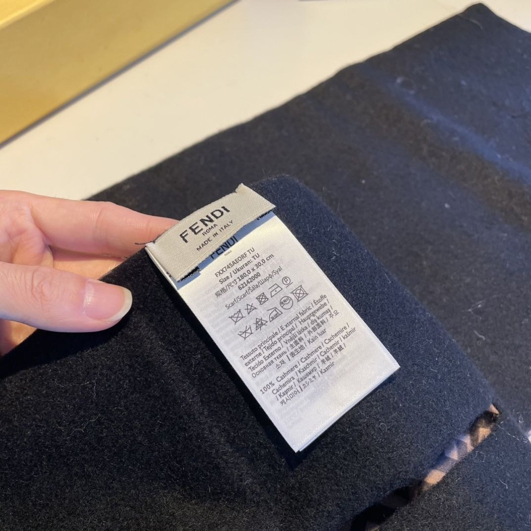 新款出货】❗️❗️芬迪围脖围巾 秋冬大衣好朋友！最新款，，放出来的量不大基本是秒空，这时候抓紧抢，超级百