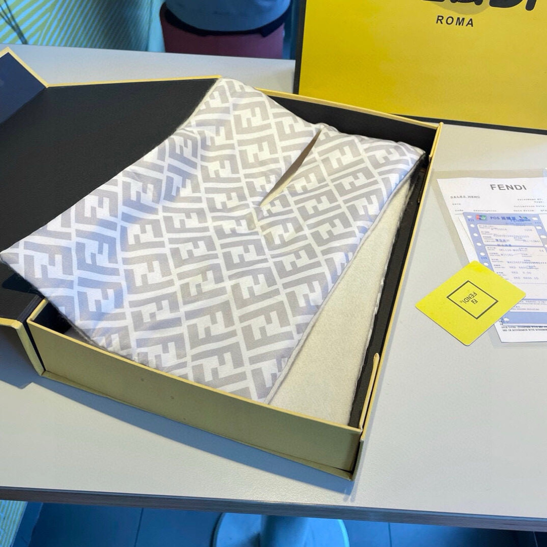 新款出货】❗️❗️芬迪围脖围巾 秋冬大衣好朋友！最新款，，放出来的量不大基本是秒空，这时候抓紧抢，超级百