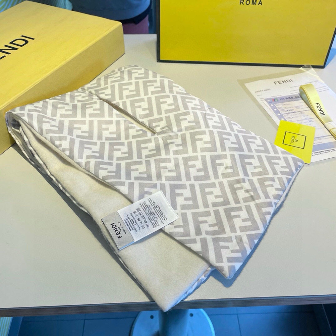 新款出货】❗️❗️芬迪围脖围巾 秋冬大衣好朋友！最新款，，放出来的量不大基本是秒空，这时候抓紧抢，超级百