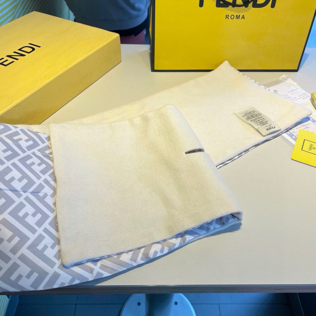 新款出货】❗️❗️芬迪围脖围巾 秋冬大衣好朋友！最新款，，放出来的量不大基本是秒空，这时候抓紧抢，超级百