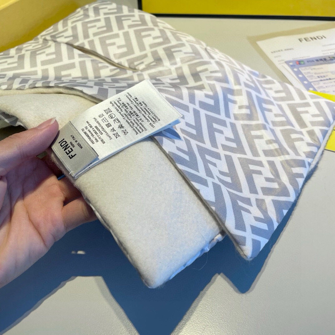 新款出货】❗️❗️芬迪围脖围巾 秋冬大衣好朋友！最新款，，放出来的量不大基本是秒空，这时候抓紧抢，超级百
