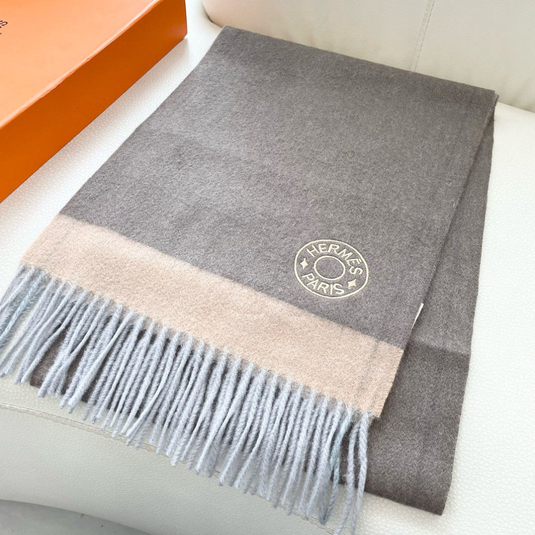 上新爱马仕男女款围巾且买且珍惜😍~都是出口订单所以比较难遇❤️东西讲究少而精😍好看的一定要收😎这款H家女