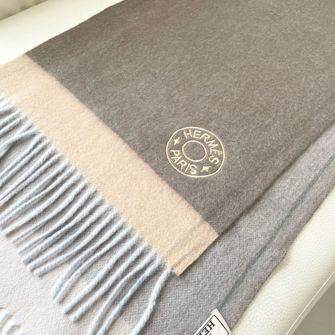 上新爱马仕男女款围巾且买且珍惜😍~都是出口订单所以比较难遇❤️东西讲究少而精😍好看的一定要收😎这款H家女