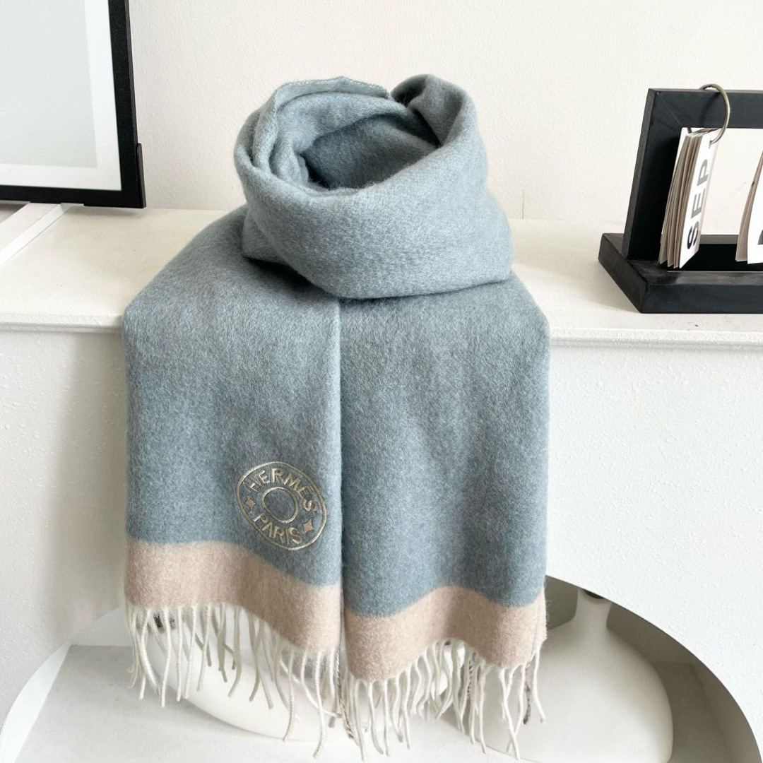 上新爱马仕男女款围巾且买且珍惜😍~都是出口订单所以比较难遇❤️东西讲究少而精😍好看的一定要收😎这款H家女