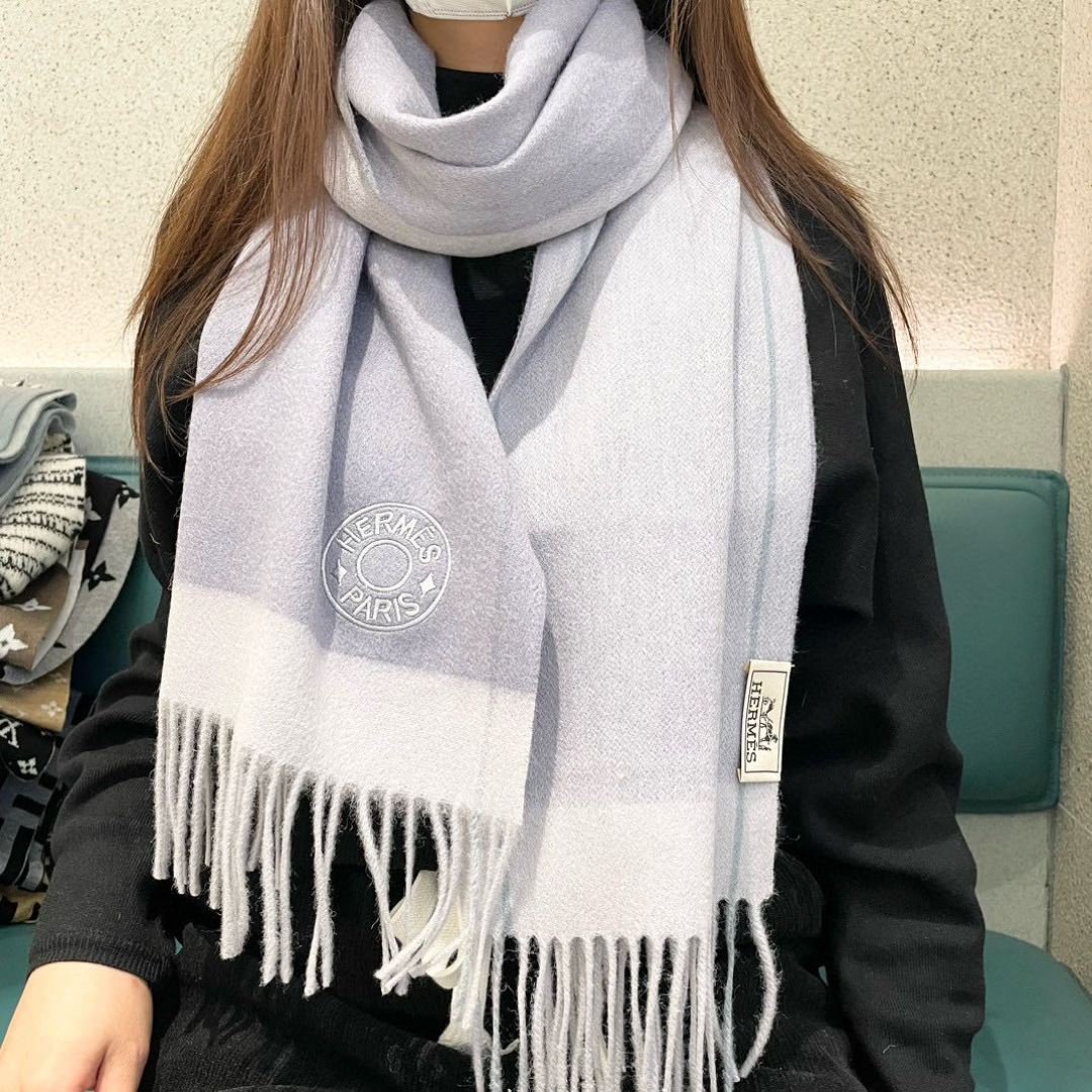 上新爱马仕男女款围巾且买且珍惜😍~都是出口订单所以比较难遇❤️东西讲究少而精😍好看的一定要收😎这款H家女