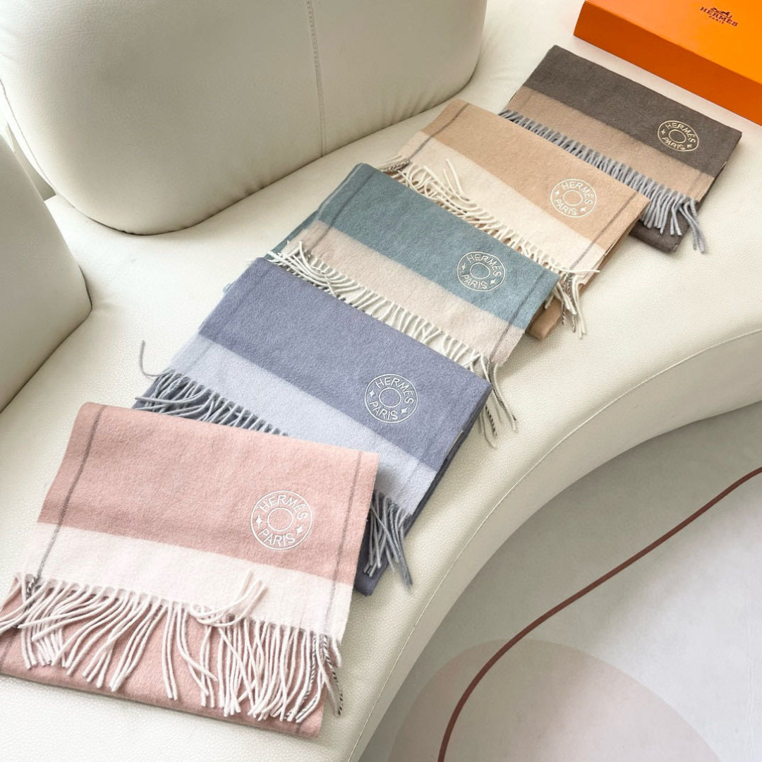 上新爱马仕男女款围巾且买且珍惜😍~都是出口订单所以比较难遇❤️东西讲究少而精😍好看的一定要收😎这款H家女