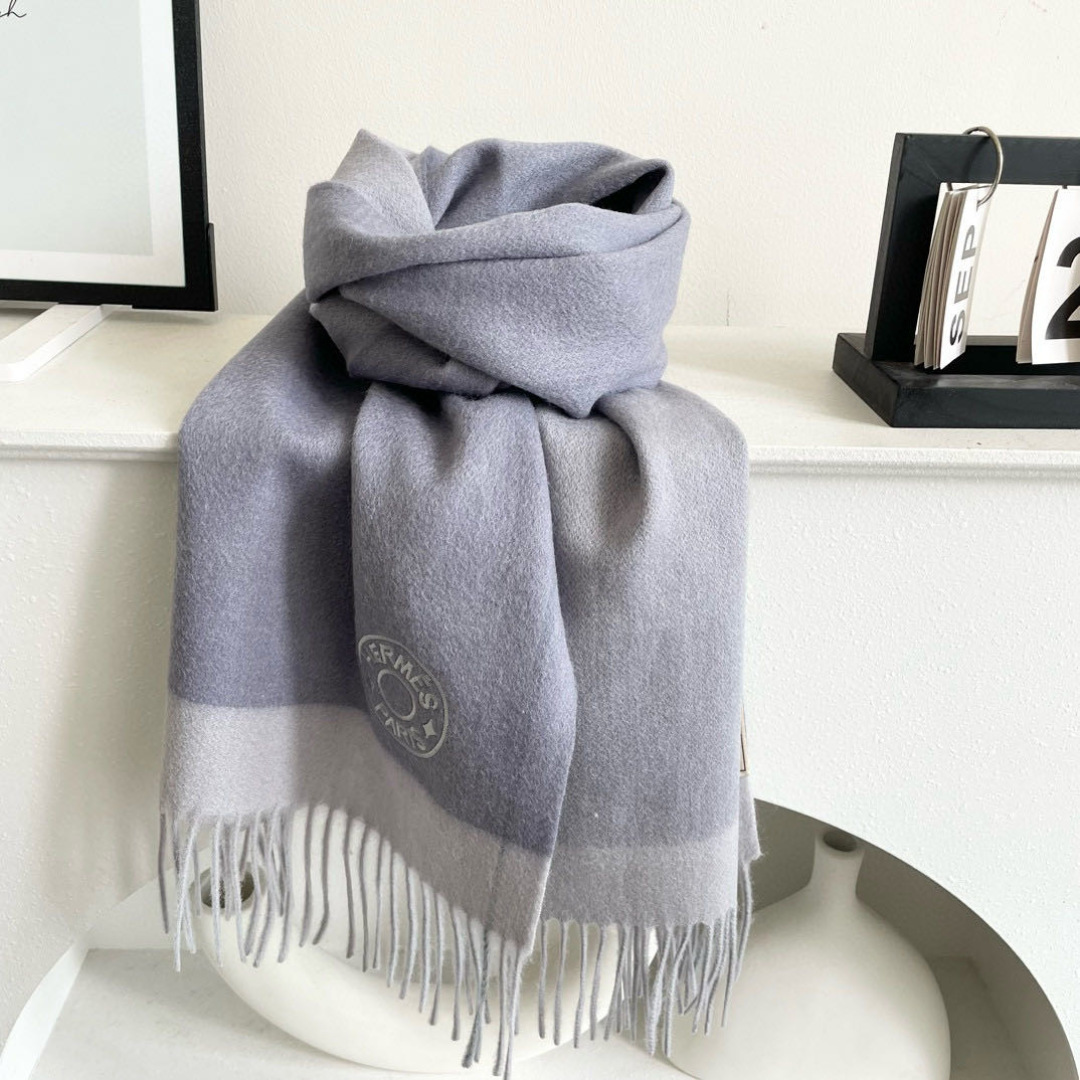 上新爱马仕男女款围巾且买且珍惜😍~都是出口订单所以比较难遇❤️东西讲究少而精😍好看的一定要收😎这款H家女