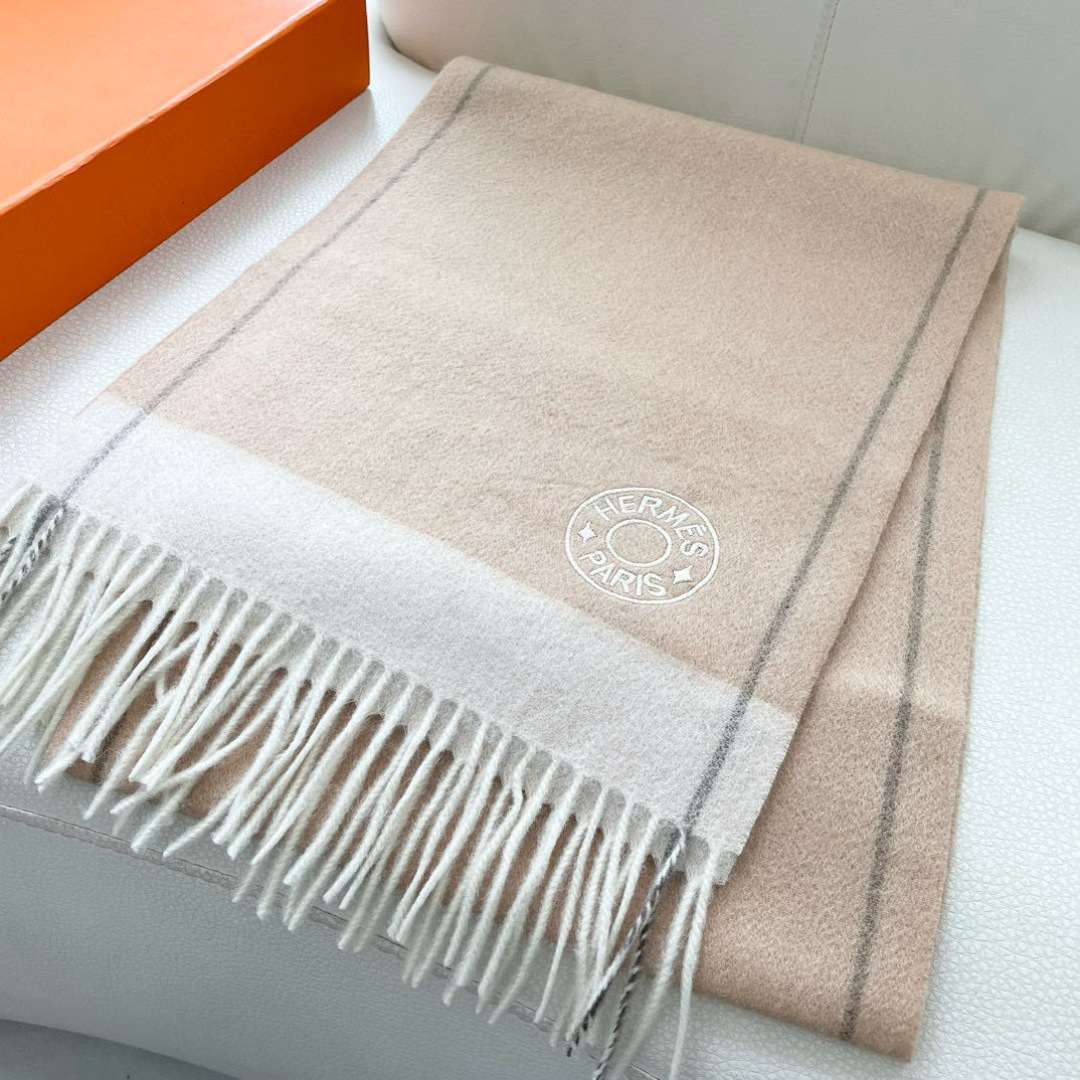 上新爱马仕男女款围巾且买且珍惜😍~都是出口订单所以比较难遇❤️东西讲究少而精😍好看的一定要收😎这款H家女
