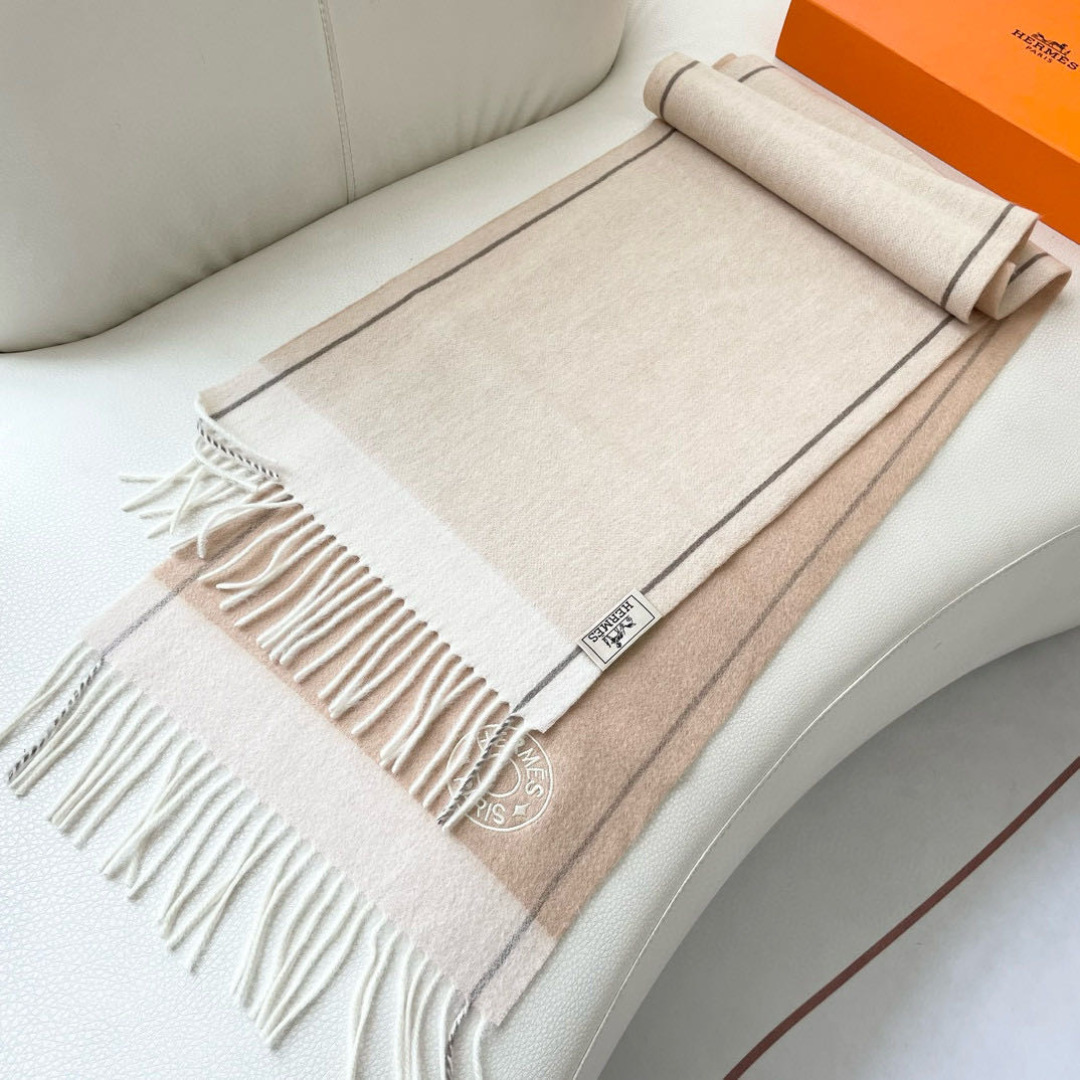 上新爱马仕男女款围巾且买且珍惜😍~都是出口订单所以比较难遇❤️东西讲究少而精😍好看的一定要收😎这款H家女