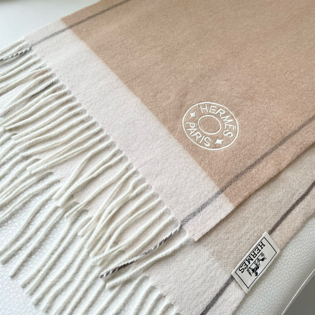 上新爱马仕男女款围巾且买且珍惜😍~都是出口订单所以比较难遇❤️东西讲究少而精😍好看的一定要收😎这款H家女