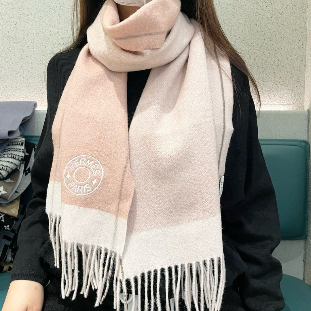 NO:542072,New Hermes men's and women's scarves are bought and cherished~ They are all export orders, so it is difficult to find something that is exquisite and exquisite. You must collect this H-home women's scarf. The style is very feminine and the charm is very Classical in the men's and women's styles. The classic and large-scale material uses customer-supplied cashmere, which is very delicate and soft, very beautiful. The upper body effect is invincible, beautiful, elegant and simple, super beautiful color scheme, any boy and girl will like, the small logo is very exquisite and has a texture but not ostentatious~~ It is very suitable to match with formal wear or casual wear~ It is completely OK to fold or circle around, gentlemanly and stylishly ~ with warm demeanor. Material cashmere, size 32x200 high-version scarf, high-version scarf, hermes19860909上新爱马仕男女款围巾且买且珍惜~都是出口订单所以比较难遇东西讲究少而精好看的一定要收这款H家女士围巾,款式很有女性魅力是男女款里非常Classical的设计,经典大方面料采用的是客供的羊绒细腻柔软度都非常的好,非常漂亮.上身效果无敌好看大气简约,超级好看的配色,任何男生女生都会喜欢的款吧小小Logo非常精致的点缀有质感不张扬~~搭配正装或者搭配休闲装都很合适~对折挂围或者绕圈围都完全可以,绅士有型~有温度的风度.材质羊绒,尺寸32x200高版本围巾,高版本围巾,hermes,scarf