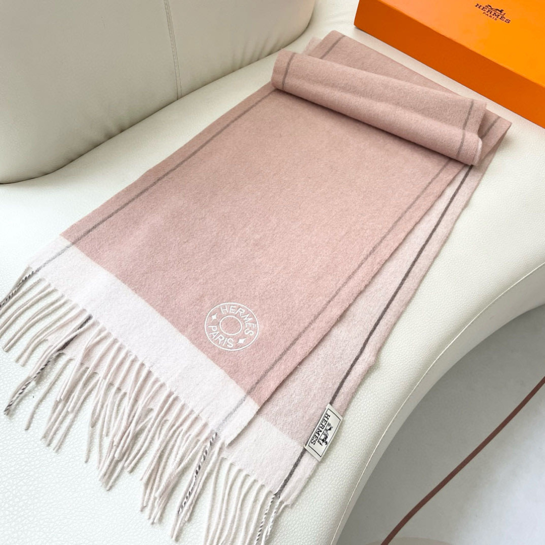 上新爱马仕男女款围巾且买且珍惜😍~都是出口订单所以比较难遇❤️东西讲究少而精😍好看的一定要收😎这款H家女