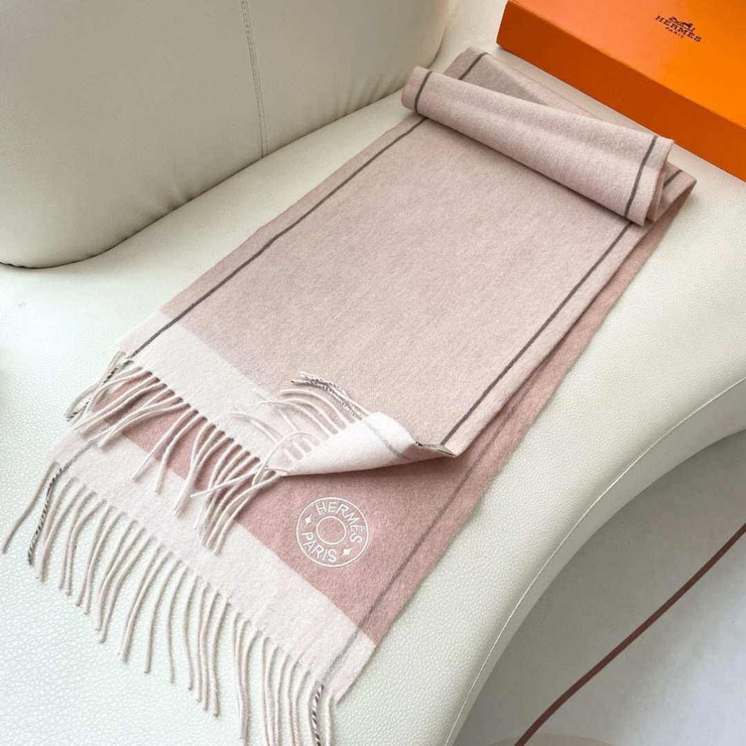 上新爱马仕男女款围巾且买且珍惜😍~都是出口订单所以比较难遇❤️东西讲究少而精😍好看的一定要收😎这款H家女