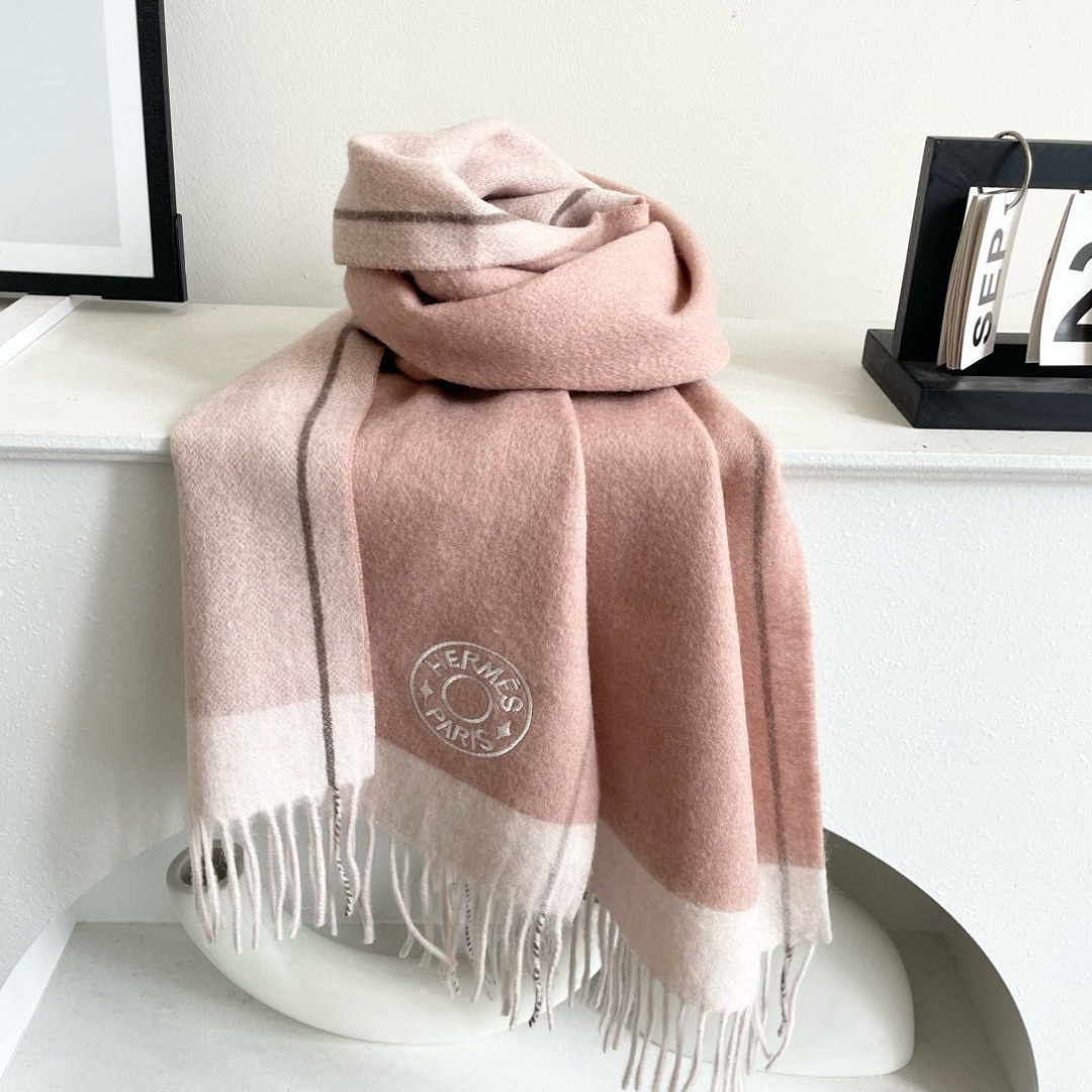上新爱马仕男女款围巾且买且珍惜😍~都是出口订单所以比较难遇❤️东西讲究少而精😍好看的一定要收😎这款H家女