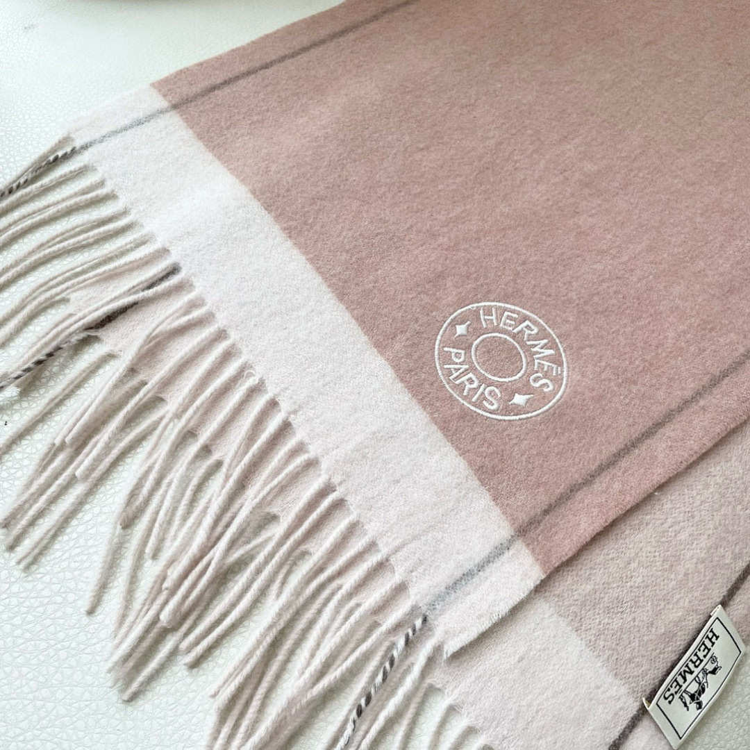 上新爱马仕男女款围巾且买且珍惜😍~都是出口订单所以比较难遇❤️东西讲究少而精😍好看的一定要收😎这款H家女