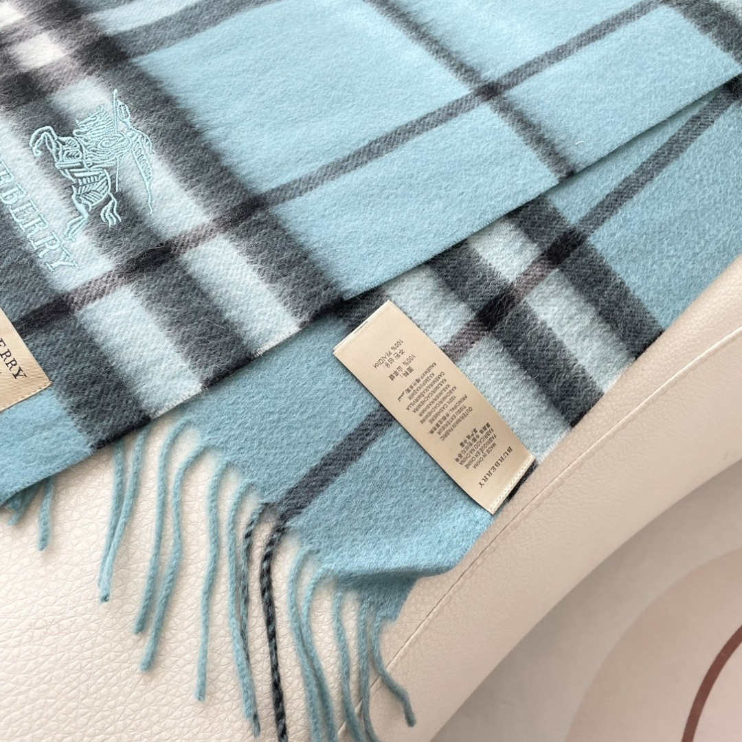 王牌口碑burberry深度水波纹经典羊绒格子围巾‼专柜最新品相，目前专柜都换上了新标👍经典中的经典.全