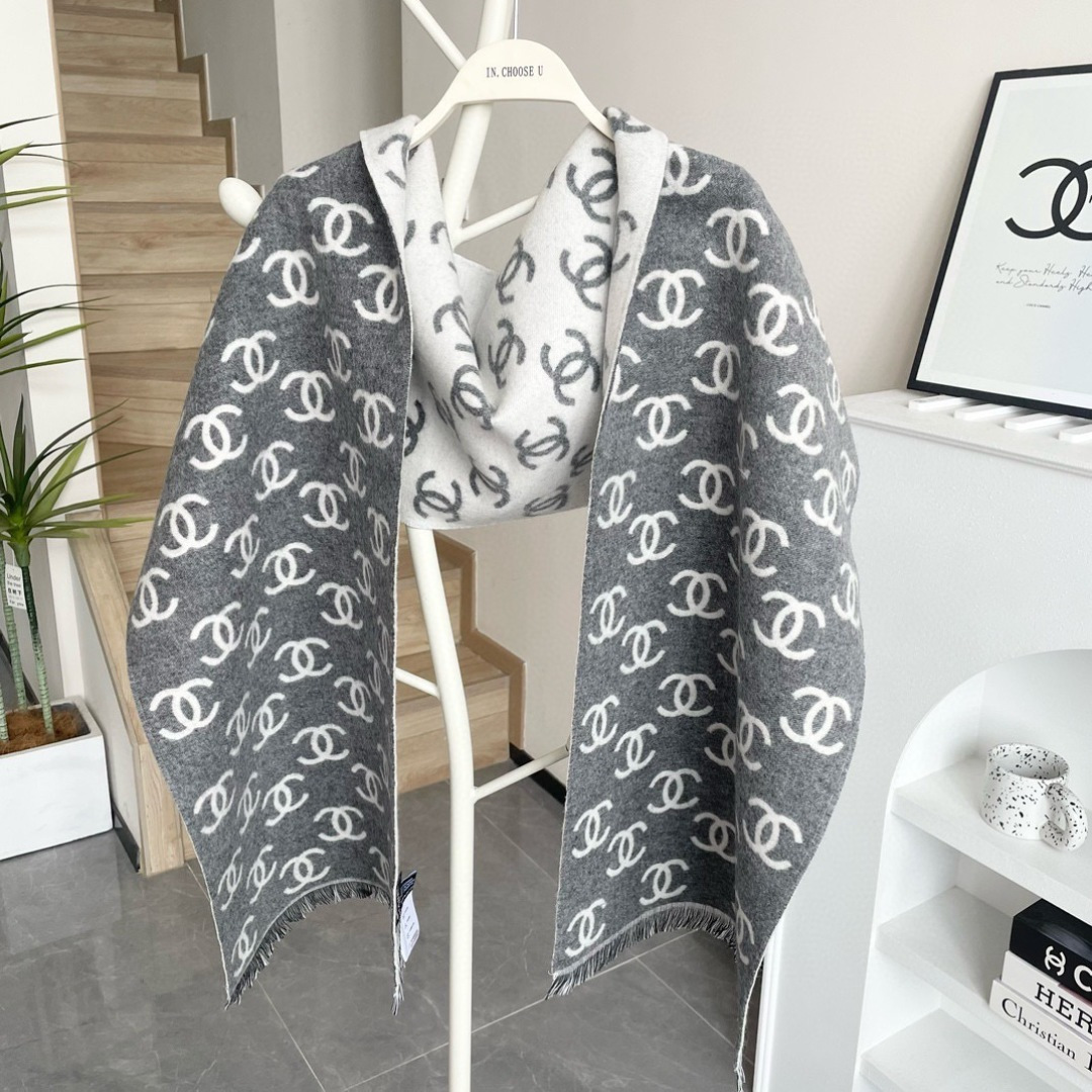 香奈儿新款🗣姑娘们出来炸街啦黑色系色调真的无敌经典了。不是俗气的漂白。就本色调，带点米的高级配色。～百分