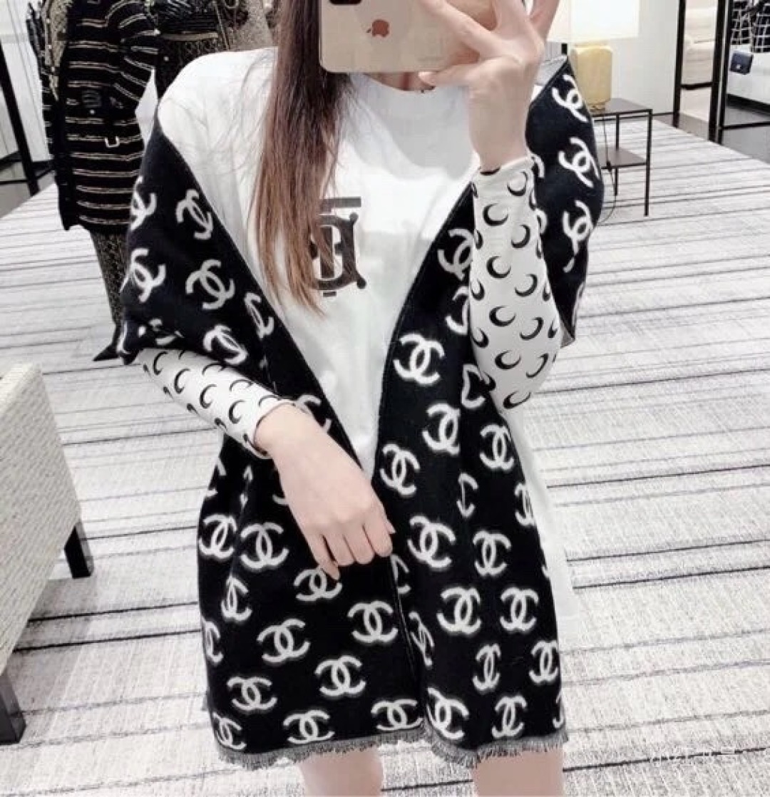 香奈儿新款🗣姑娘们出来炸街啦黑色系色调真的无敌经典了。不是俗气的漂白。就本色调，带点米的高级配色。～百分