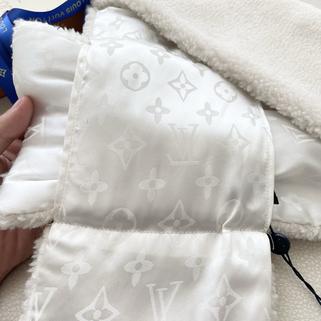 新款出货】❗️❗️LV Shearling泰迪围巾 秋冬大衣好朋友！最新款，，放出来的量不大基本是秒空，