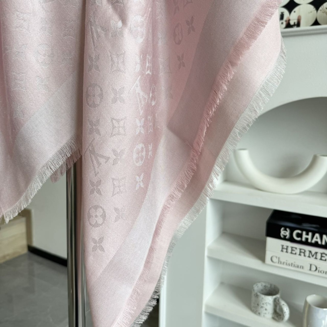 方巾】LV披肩❤️经典金丝👍搭配丝毛混纺的华美质感，与成衣和配饰系列单品搭配相宜。尺寸：140 x 14