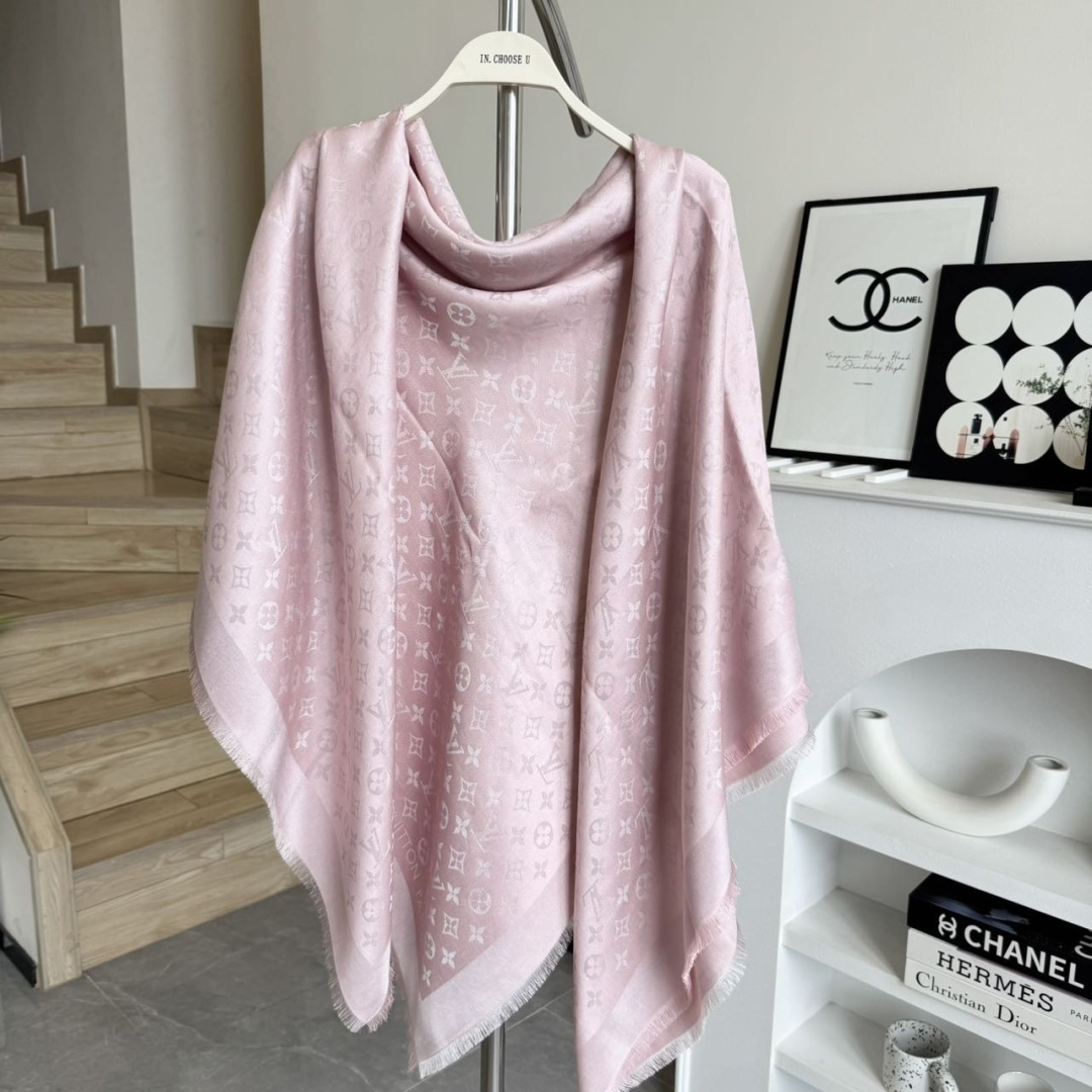 方巾】LV披肩❤️经典金丝👍搭配丝毛混纺的华美质感，与成衣和配饰系列单品搭配相宜。尺寸：140 x 14