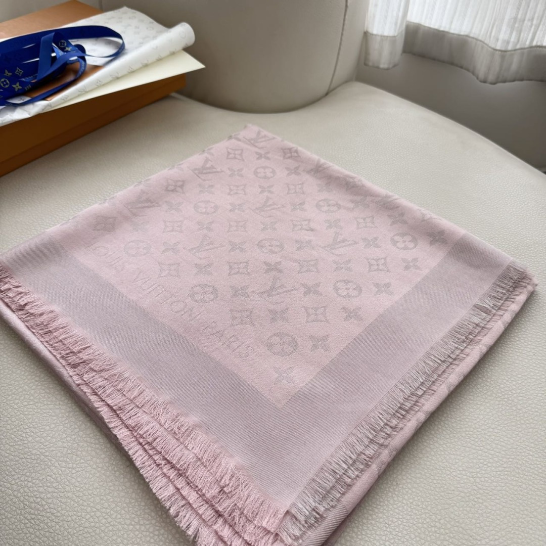 方巾】LV披肩❤️经典金丝👍搭配丝毛混纺的华美质感，与成衣和配饰系列单品搭配相宜。尺寸：140 x 14