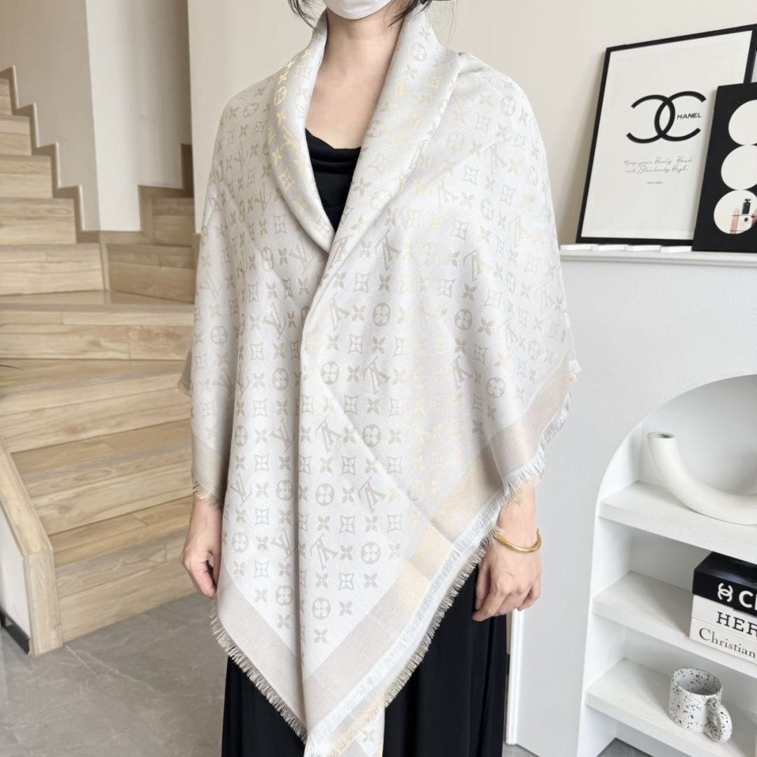 方巾】LV披肩❤️经典金丝👍搭配丝毛混纺的华美质感，与成衣和配饰系列单品搭配相宜。尺寸：140 x 14