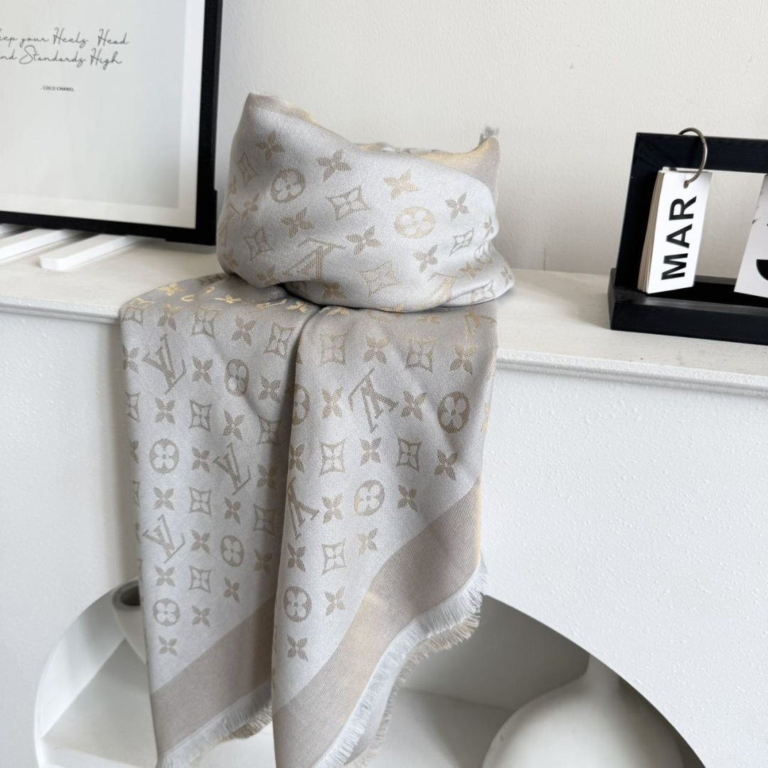 方巾】LV披肩❤️经典金丝👍搭配丝毛混纺的华美质感，与成衣和配饰系列单品搭配相宜。尺寸：140 x 14