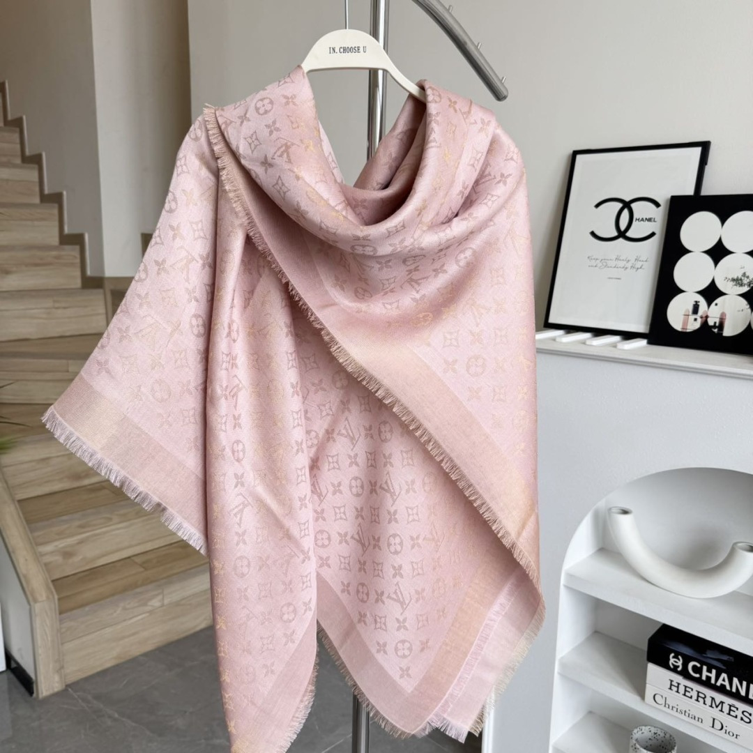方巾】LV披肩❤️经典金丝👍搭配丝毛混纺的华美质感，与成衣和配饰系列单品搭配相宜。尺寸：140 x 14