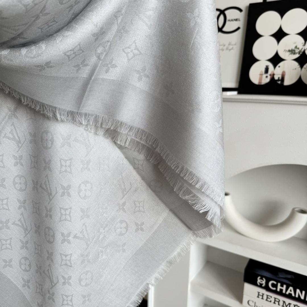 方巾】LV披肩❤️经典金丝👍搭配丝毛混纺的华美质感，与成衣和配饰系列单品搭配相宜。尺寸：140 x 14