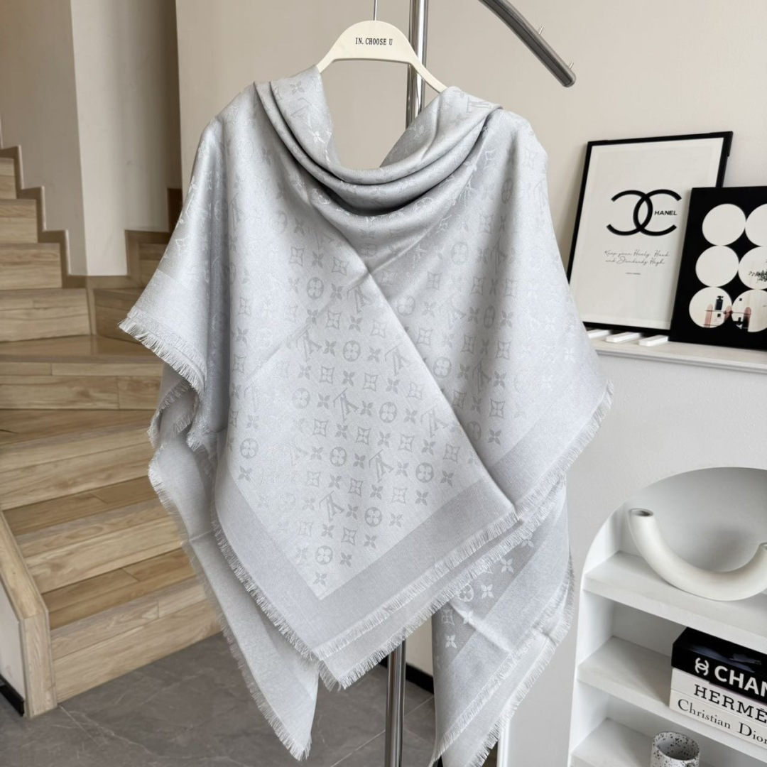 方巾】LV披肩❤️经典金丝👍搭配丝毛混纺的华美质感，与成衣和配饰系列单品搭配相宜。尺寸：140 x 14