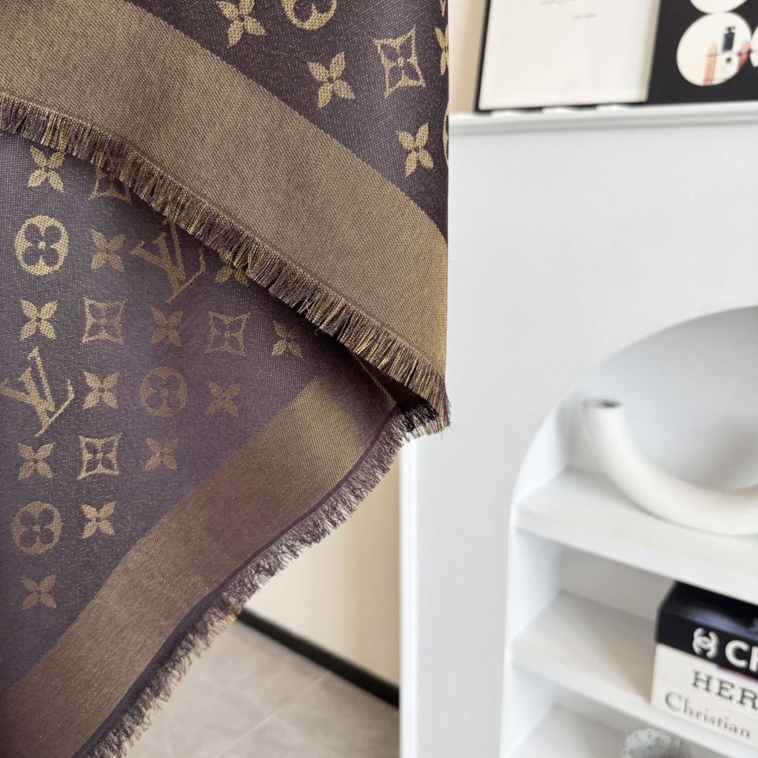 方巾】LV披肩❤️经典金丝👍搭配丝毛混纺的华美质感，与成衣和配饰系列单品搭配相宜。尺寸：140 x 14