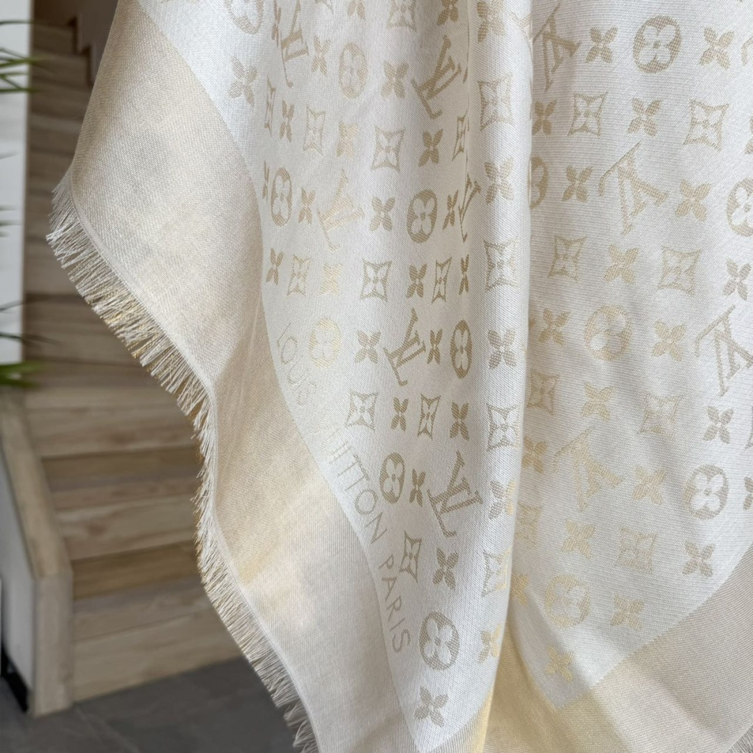 方巾】LV披肩❤️经典金丝👍搭配丝毛混纺的华美质感，与成衣和配饰系列单品搭配相宜。尺寸：140 x 14