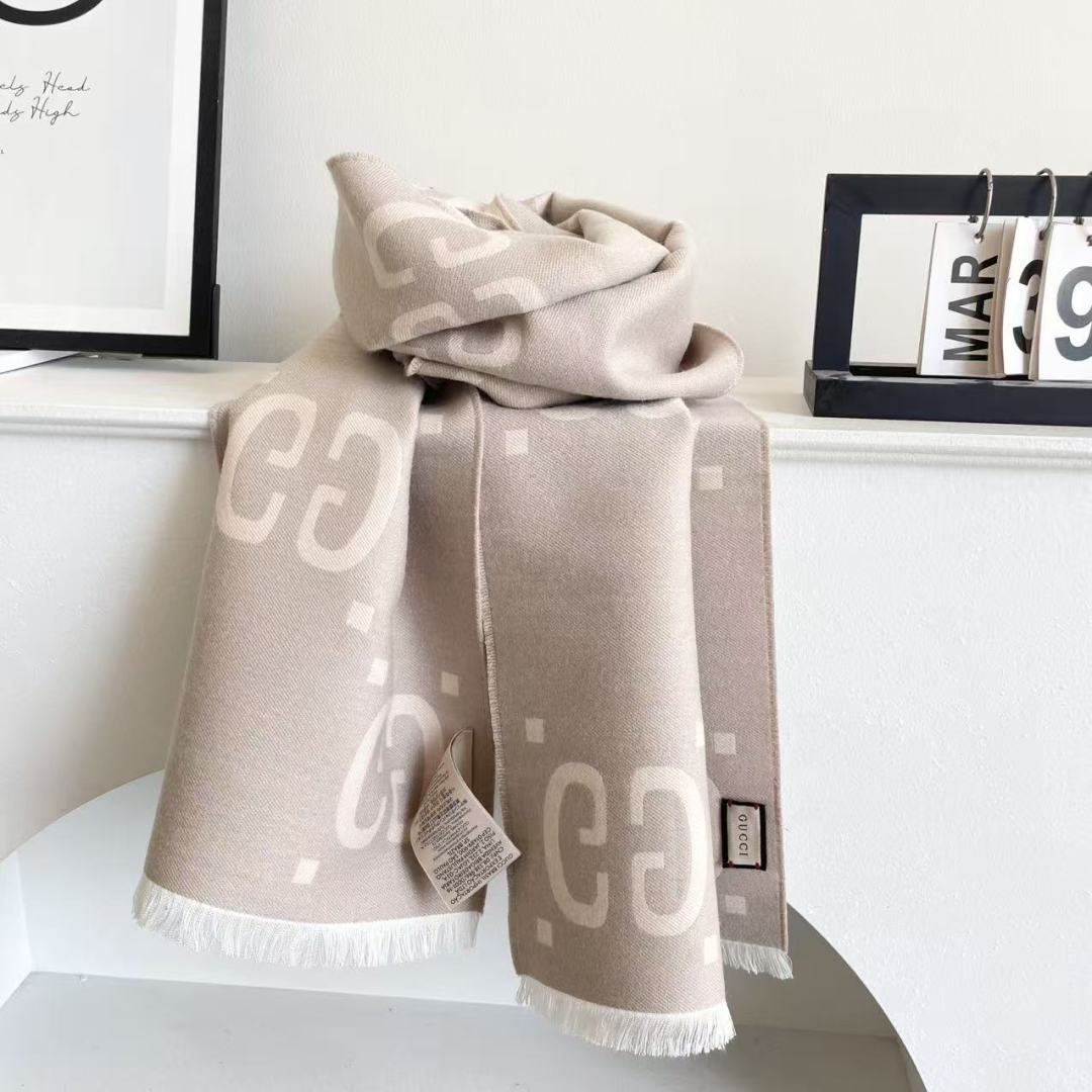 Gucci · 古奇经典羊绒披肩围巾❗来个硬货.麻溜的安排上.纯正出口❗原订单已经交货一批，其中一批刚过