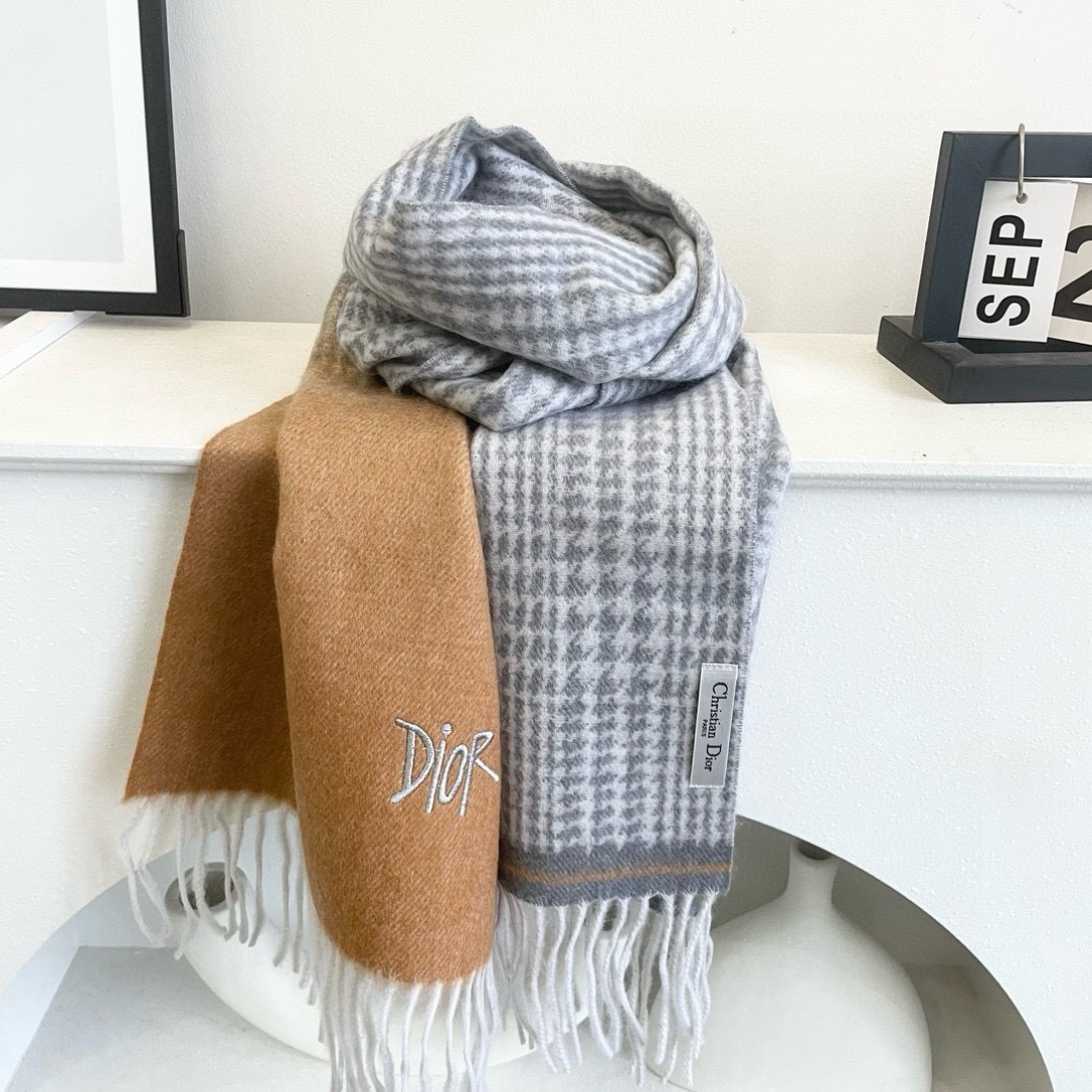 新款羊绒原单 美极了😘迪奥渐变羊绒长巾 以大胆笔触拨动品牌钟情者心弦。强烈推荐手慢无‼️价格真心好，这个