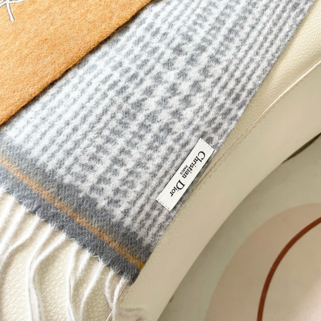 新款羊绒原单 美极了😘迪奥渐变羊绒长巾 以大胆笔触拨动品牌钟情者心弦。强烈推荐手慢无‼️价格真心好，这个